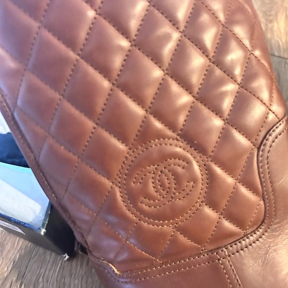 CHANEL LEATHER WINTER BOOTS , camel color with CC logo and Shearling Fur - Picture 17 of 17